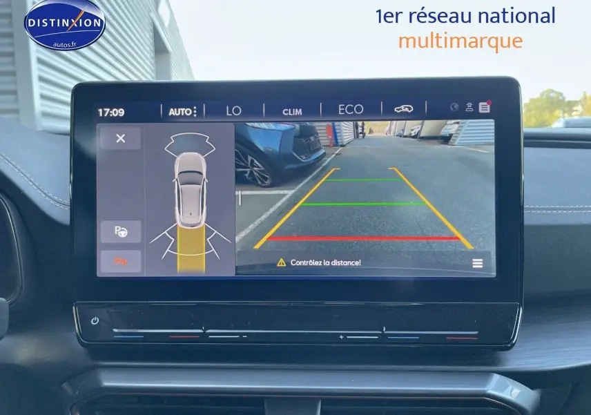 Écran multimédia affichant la caméra de recul et les capteurs de stationnement dans une CUPRA Formentor gris magnétique, vue intérieure.