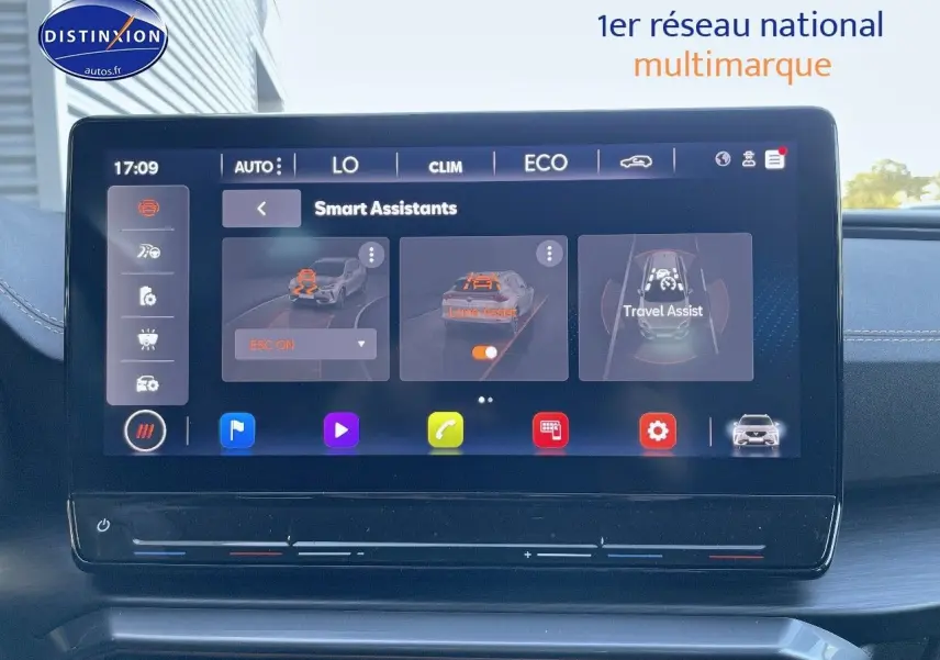 Écran tactile central du tableau de bord du CUPRA Formentor 1.4 E-HYBRID 2024 affichant les assistants intelligents.