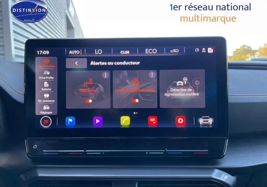 Écran tactile central du tableau de bord du CUPRA Formentor gris magnétique 2024 affichant les alertes au conducteur.