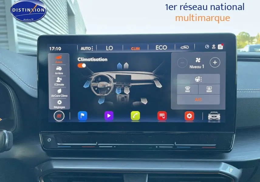 Vue intérieure centrée sur l'écran tactile du tableau de bord du CUPRA Formentor gris magnétique 2024.