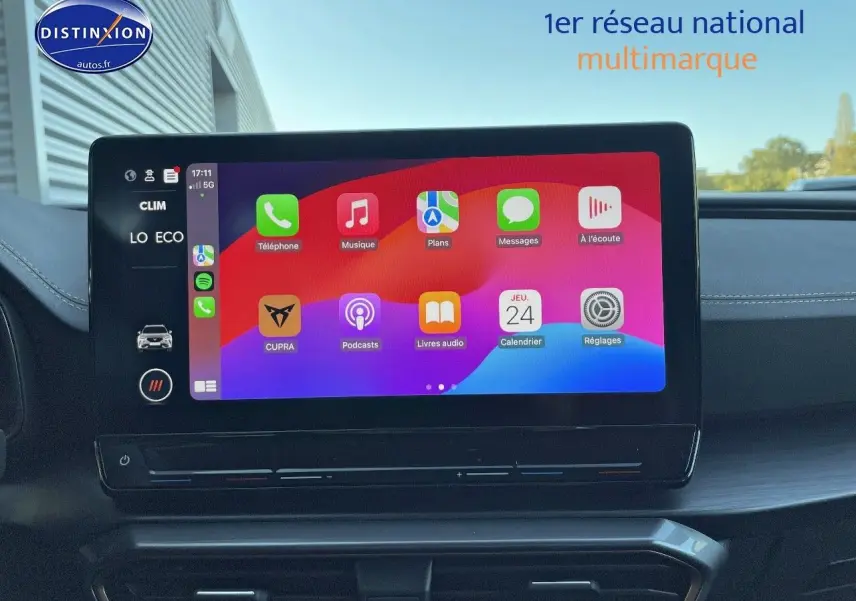 Écran tactile central de la CUPRA Formentor 1.4 E-HYBRID 2024 montrant l'interface Apple CarPlay en intérieur.