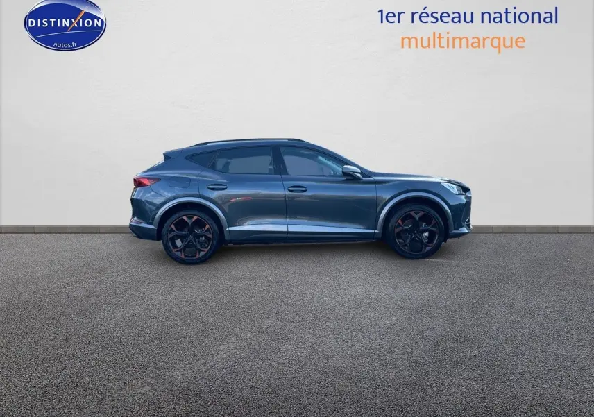 Vue de profil côté gauche d'un CUPRA Formentor gris magnétique 2024 avec jantes noires et touches cuivrées.