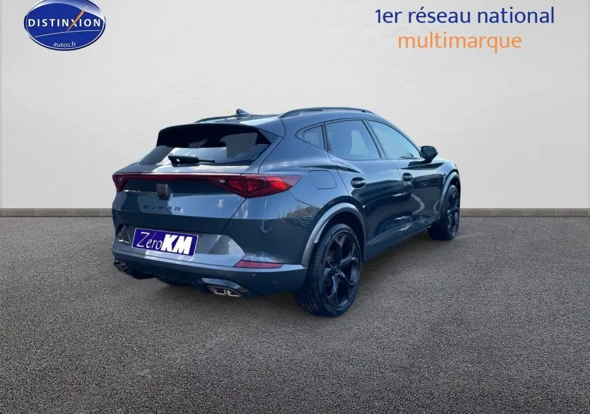 Vue 3/4 arrière droite d'un CUPRA Formentor gris magnétique 2024 avec jantes noires et feux LED distinctifs.