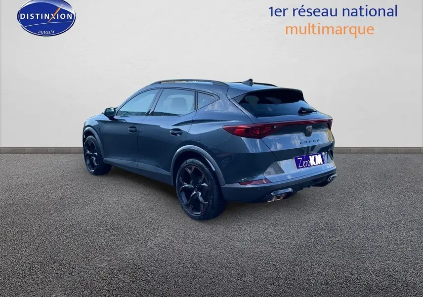 Vue 3/4 arrière droite d'un CUPRA Formentor gris magnétique 2024 avec jantes noires et feux arrière allongés.