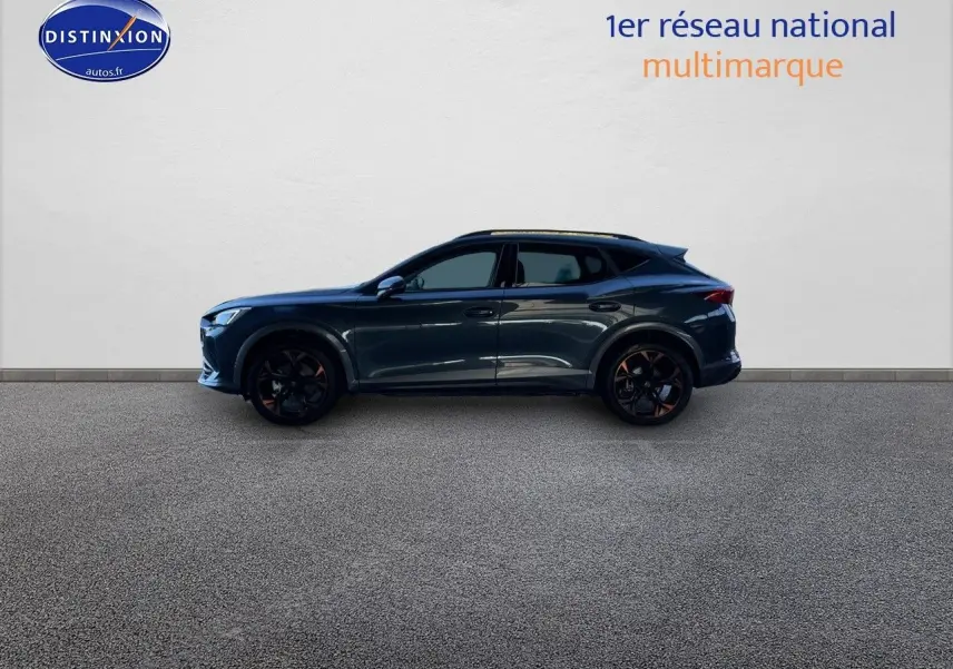 Profil droit d'un CUPRA Formentor gris magnétique 2024 avec jantes noires et détails cuivrés, sur fond neutre intérieur.