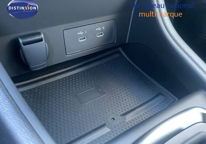 Gros plan sur la console centrale du Renault Captur 2025 noir étoile métal avec ports USB et prise 12V visibles.