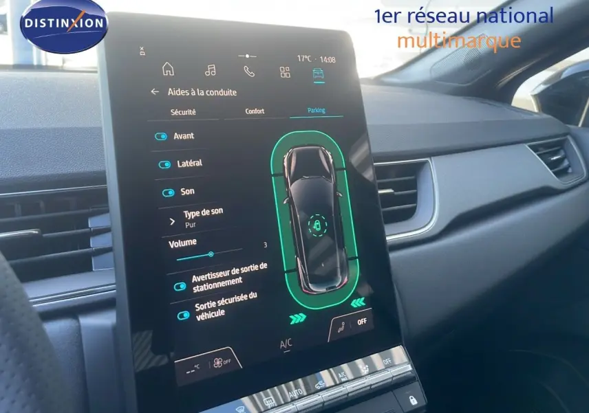 Écran tactile central affichant les aides à la conduite dans l'habitacle d'un Renault Captur noir étoile métal 2025.