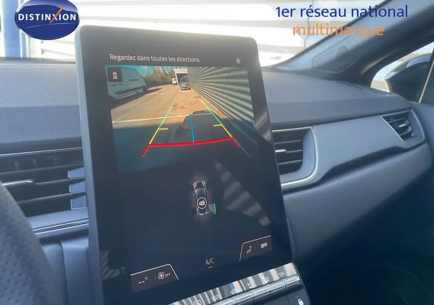 Vue intérieure du tableau de bord du Renault Captur E-Tech Hybrid 2025 avec écran tactile affichant la caméra de recul.