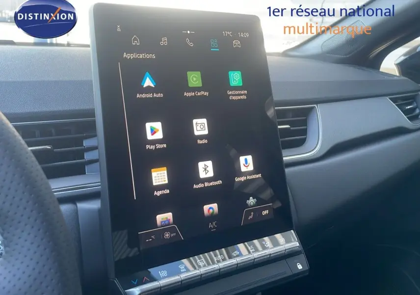 Écran tactile central du tableau de bord du Renault Captur E-Tech hybride 2025, ambiance intérieure noire.