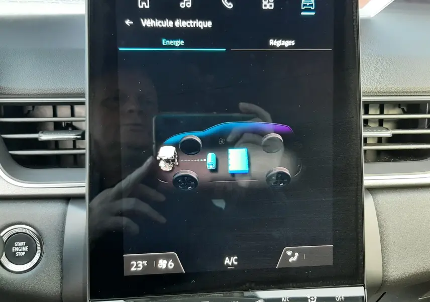 Écran tactile central du tableau de bord du Renault Captur gris cassiopée 2025, affichant l'énergie du véhicule hybride.