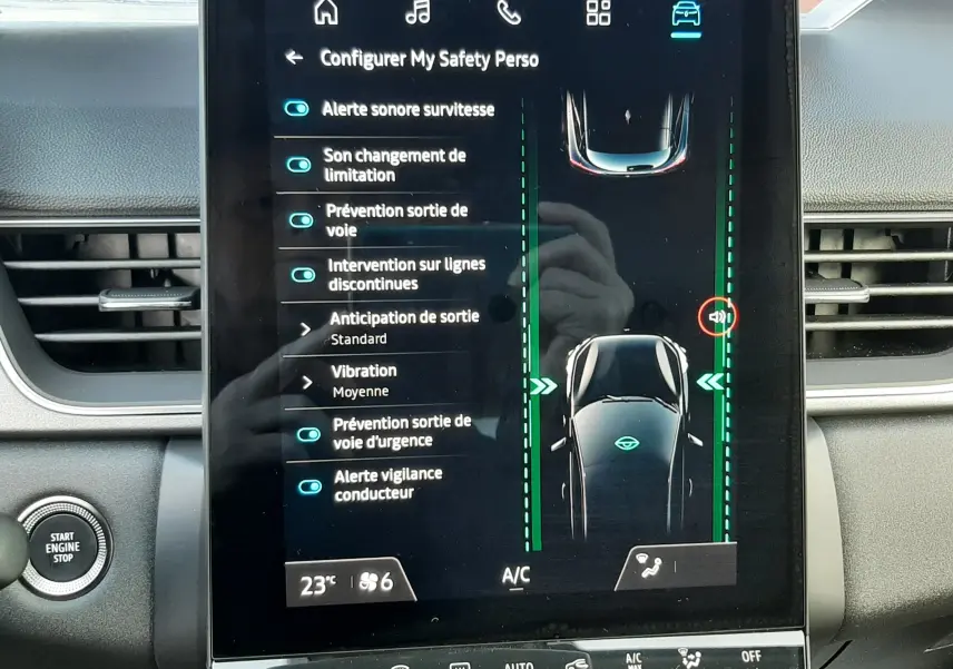 Écran tactile central du tableau de bord du Renault Captur 2025, affichant les réglages d'assistance à la conduite.