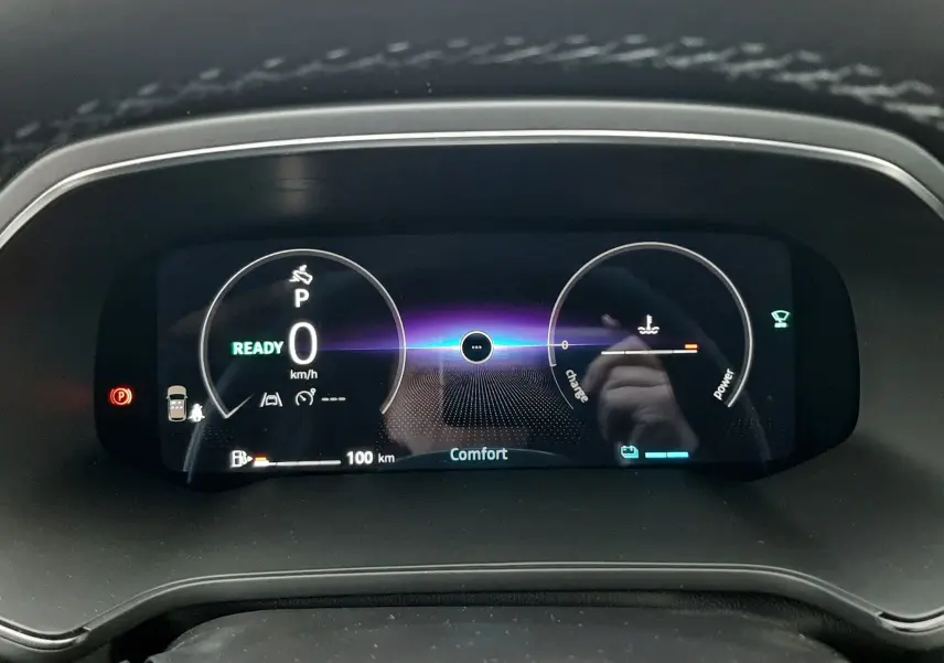 Vue rapprochée du tableau de bord numérique du Renault Captur gris Cassiopée, affichant la vitesse et mode confort.