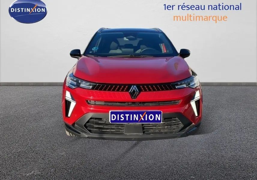 Vue avant d'un Renault Captur 2025 rouge Désir métal avec toit noir, calandre et feux LED distinctifs.