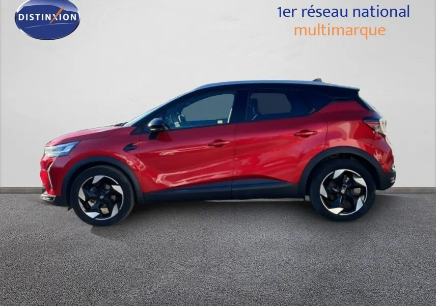 Profil droit du Renault Captur 2025 rouge Désir métal avec toit noir, roues alliage et lignes dynamiques visibles.