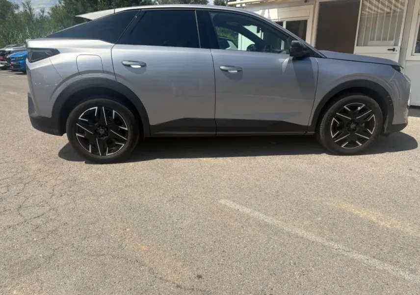 Peugeot 3008 Hybrid gris clair vue de profil côté gauche, avec jantes noires et toit noir contrastant.