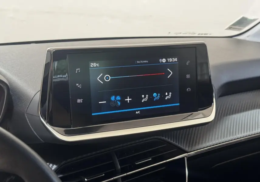Écran tactile central de 7 pouces affichant la climatisation dans l’habitacle d’une Peugeot 208 2023.