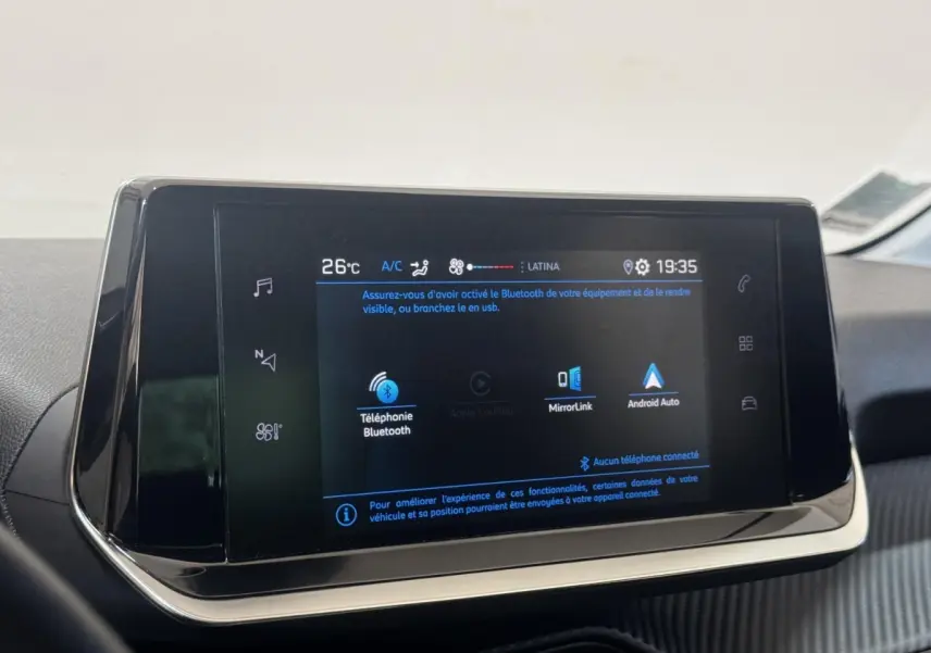 Écran tactile central de la Peugeot 208 PureTech 75 S&S Active Pack 2023 affichant les options Bluetooth et Android Auto.