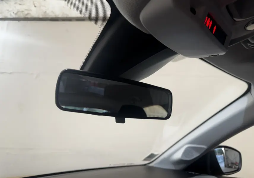 Rétroviseur intérieur de la Peugeot 208 jaune PureTech 75 S&S Active Pack, vue depuis le siège conducteur.