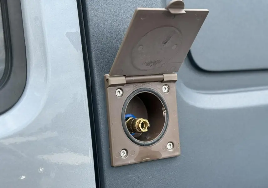 Prise gaz ouverte sur la portière côté gauche d'une Jeep Wrangler Billet Silver 2019 VASP Cellule GaZell.