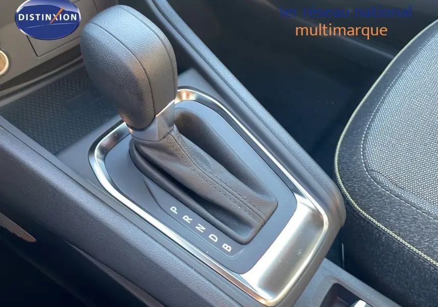 Le levier de vitesses automatique en cuir noir de la Renault Captur E-Tech Hybrid 2025, vue intérieure côté droit.
