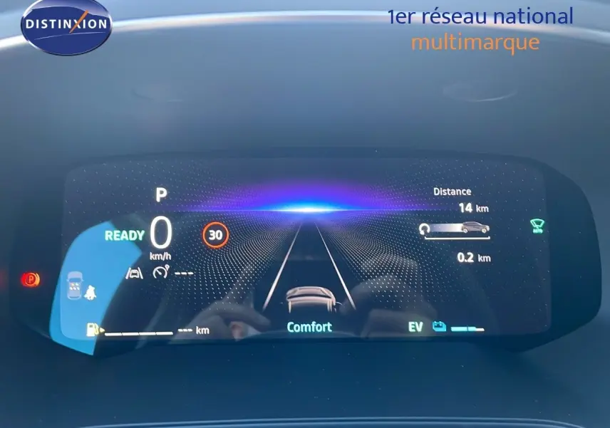 Tableau de bord numérique du Renault Captur E-Tech Hybrid 2025 affichant la vitesse et l'autonomie en mode confort.