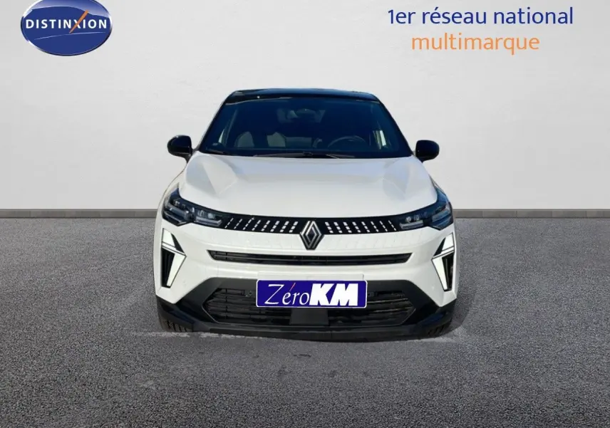 Vue frontale d'un Renault Captur E-Tech hybride blanc nacré avec toit noir, calandre moderne et phares LED distinctifs.