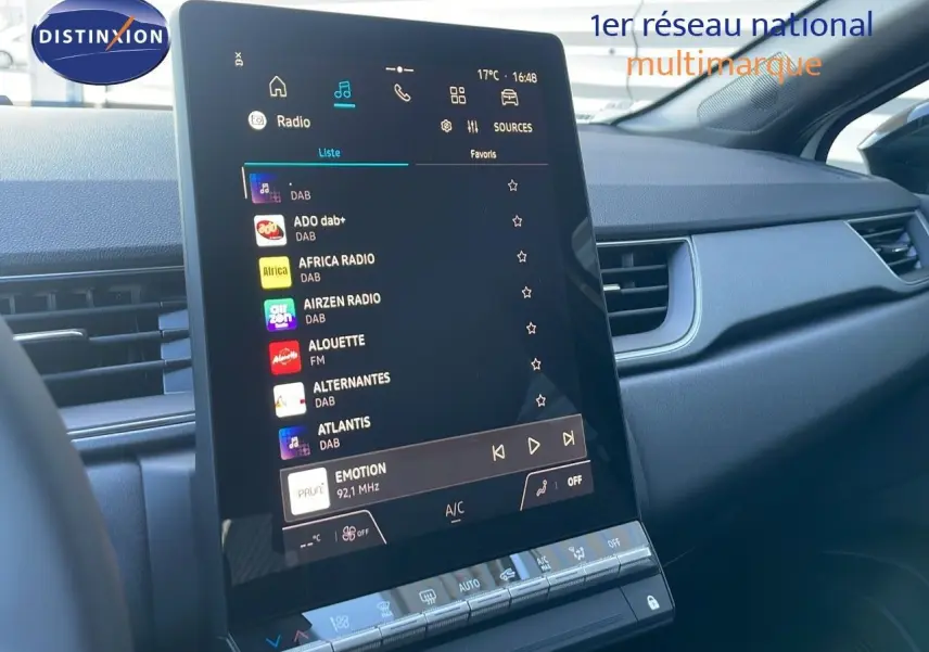 Écran tactile central du tableau de bord du Renault Captur E-Tech hybride 2025, ambiance intérieure moderne noire.