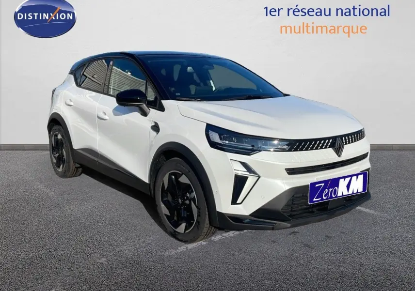 Renault Captur E-Tech hybride blanc nacré avec toit noir, vue 3/4 avant mettant en valeur ses optiques LED et jantes noires.