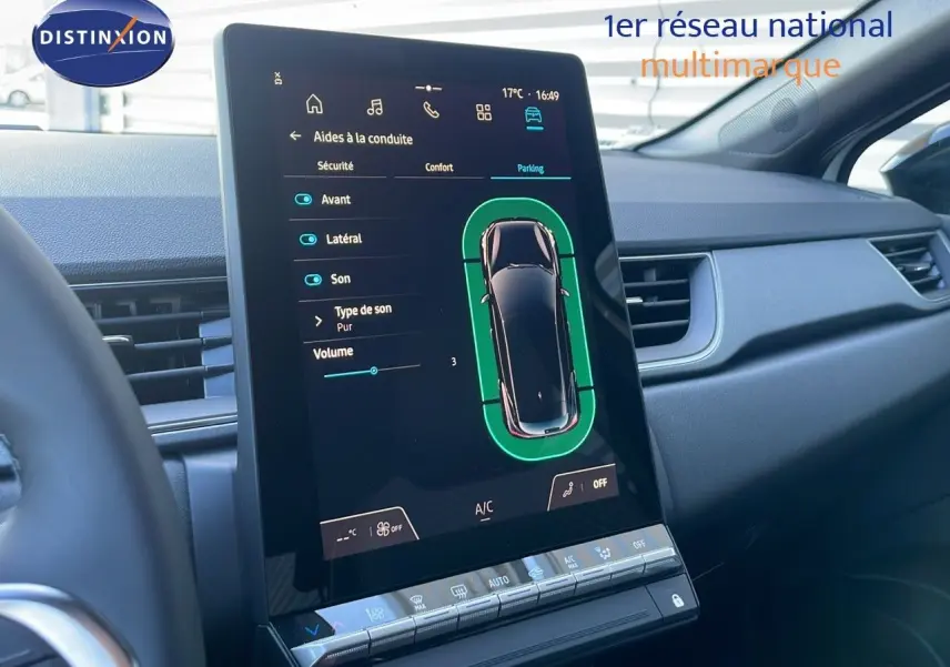 Écran tactile central affichant les aides à la conduite dans l'habitacle du Renault Captur blanc nacré toit noir.