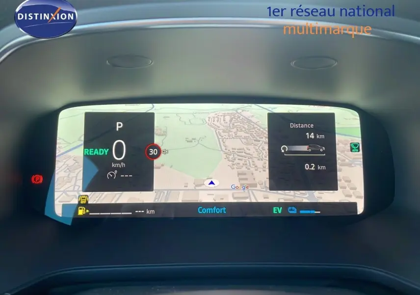 Tableau de bord numérique du Renault Captur E-Tech blanc nacré, affichant la navigation et les informations de conduite.