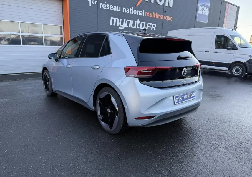 Volkswagen ID.3 Pro S gris argent avec toit noir, vue 3/4 arrière droit, jantes noires et vitres teintées.