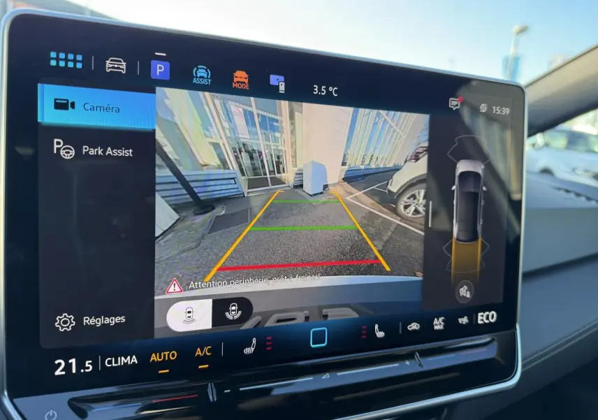 Écran tactile intérieur du Volkswagen ID.3 Pro S montrant la caméra de recul avec assistance au stationnement.