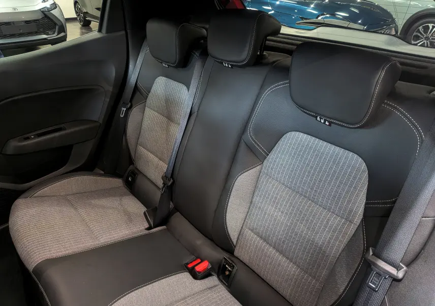Vue intérieure sur les sièges arrière en tissu gris et cuir noir de la Renault Clio V ECO-100 CH TECHNO 2025.