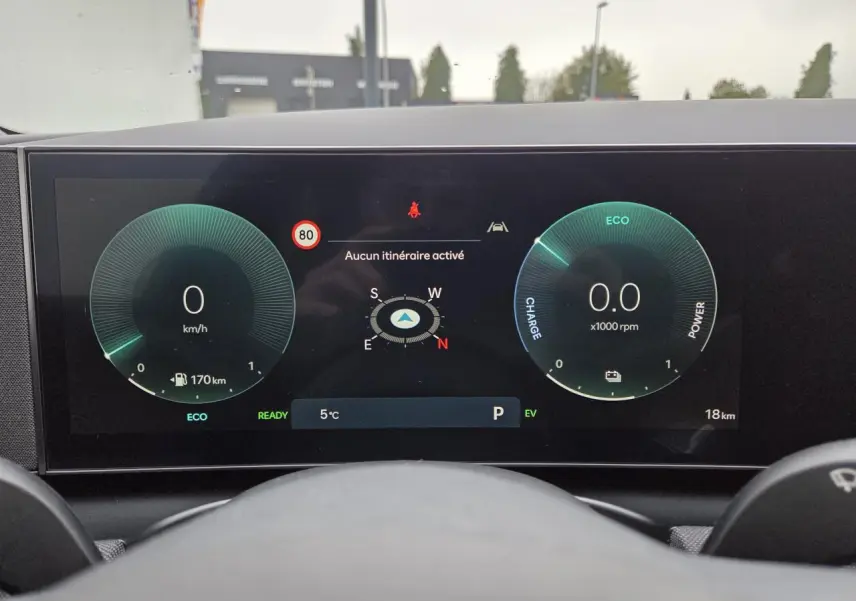 Tableau de bord numérique du Hyundai Tucson 2025, affichage de vitesse et mode ECO, vue depuis le siège conducteur.