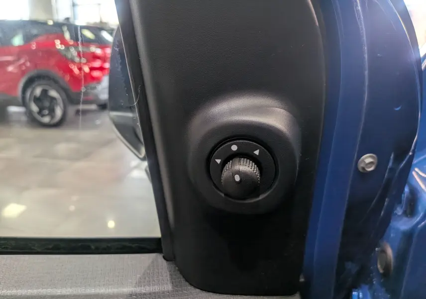 Gros plan sur le réglage manuel du rétroviseur côté gauche de la FIAT Panda Bleu Italia 2025 hybride.