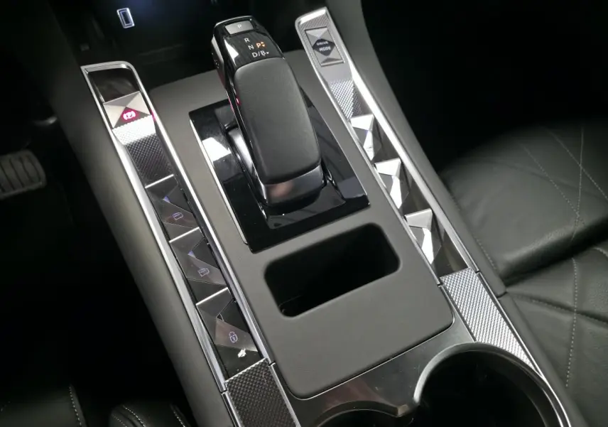 Vue rapprochée de la console centrale noire du DS7 Crossback E-Tense 225 Rivoli avec levier de vitesse et boutons tactiles.