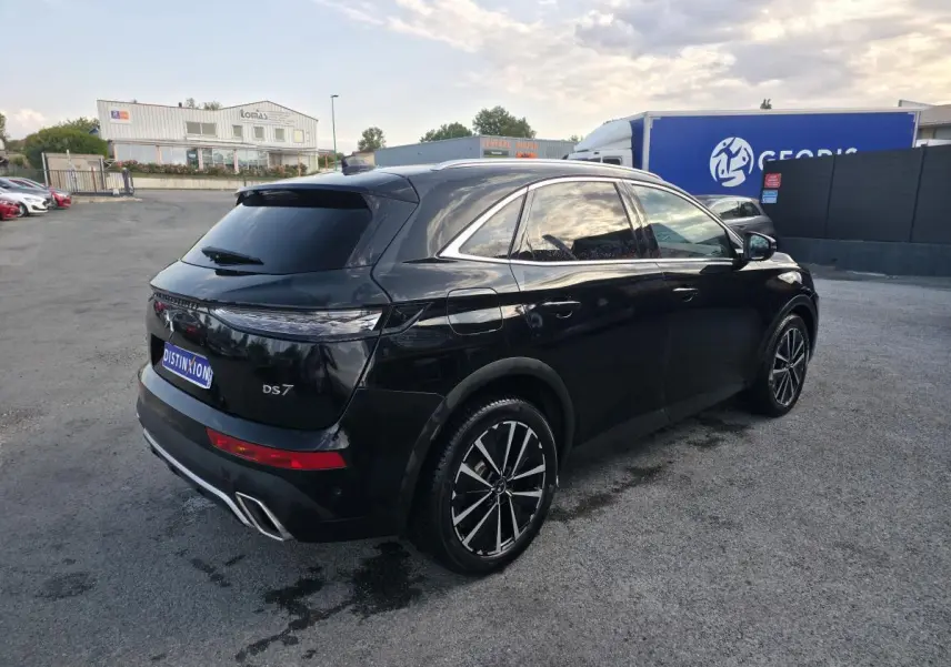 DS7 Crossback noir vue 3/4 arrière droit, jantes alliage 19'' et feux arrière LED 3D distinctifs.