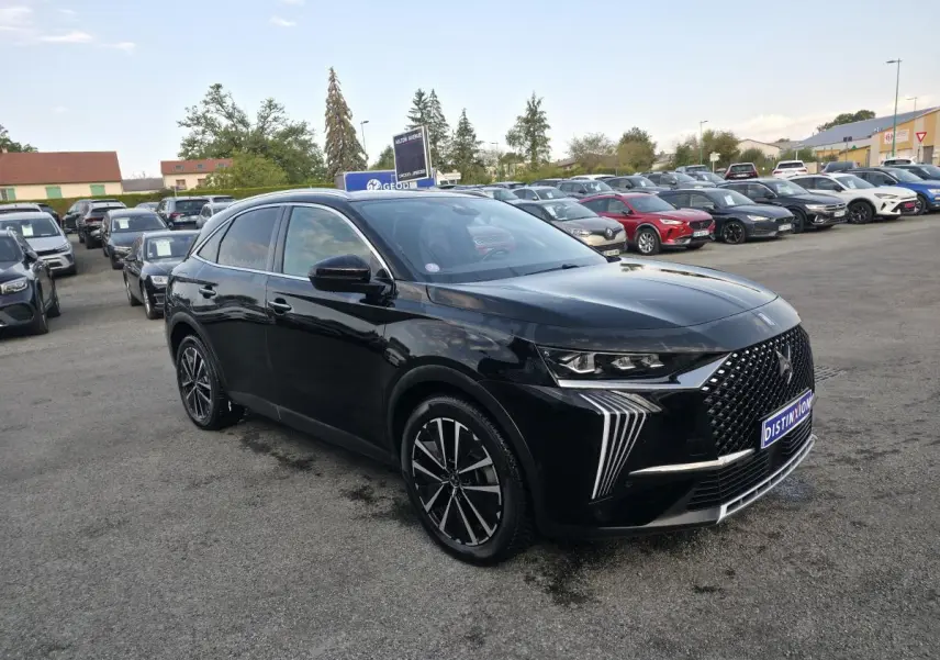 DS7 Crossback E-Tense noir, vue 3/4 avant droit, calandre DS Wings chromée et jantes alliage 19'' Edinburgh.