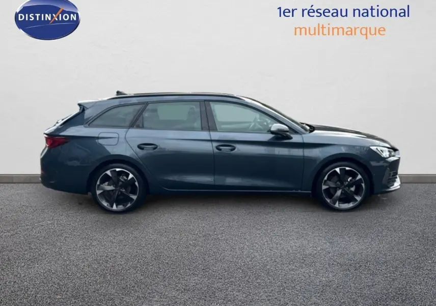 Profil côté gauche d'une CUPRA LEON ST 2024 gris magnétique métal avec jantes noires et détails sportifs visibles.