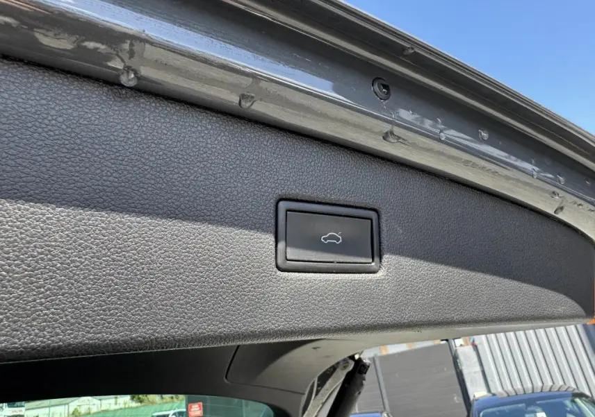 Bouton d'ouverture électrique du coffre sur le hayon gris du Volkswagen Tiguan 2.0 TDI 150 DSG 7 Elegance 2021.