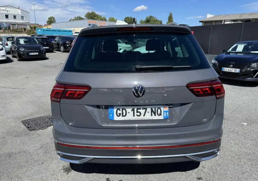 Vue arrière d'un Volkswagen Tiguan gris avec feux arrière LED et plaque d'immatriculation française visible.