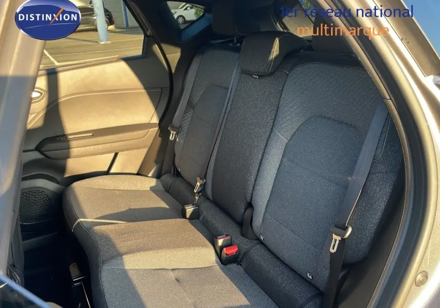Vue intérieure côté droit sur la banquette arrière en tissu gris du Renault Captur E-Tech Hybrid 2025.