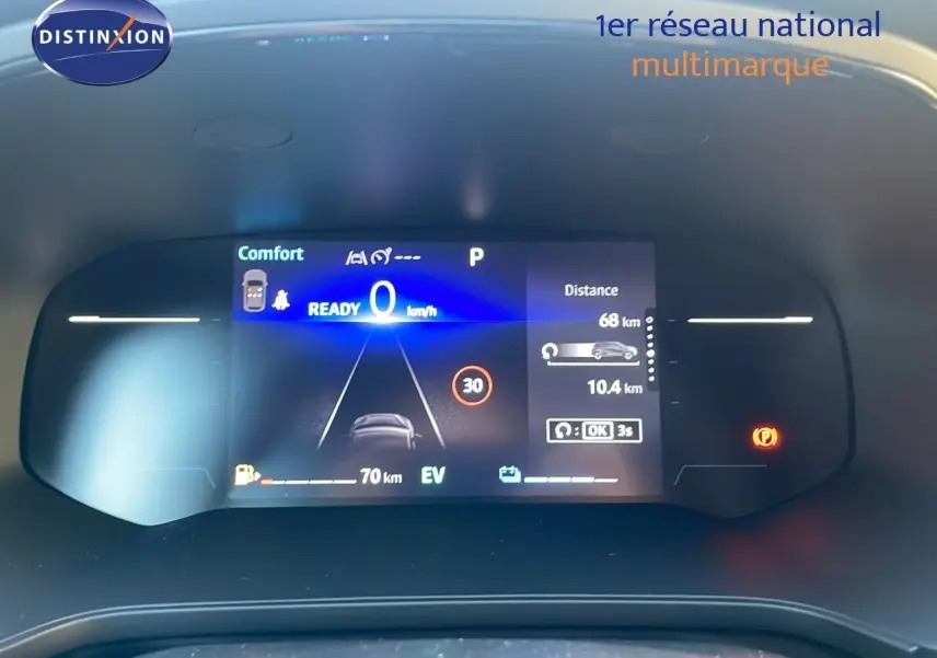 Tableau de bord numérique du Renault Captur E-Tech Hybrid 2025 affichant la vitesse et l'autonomie en mode confort.