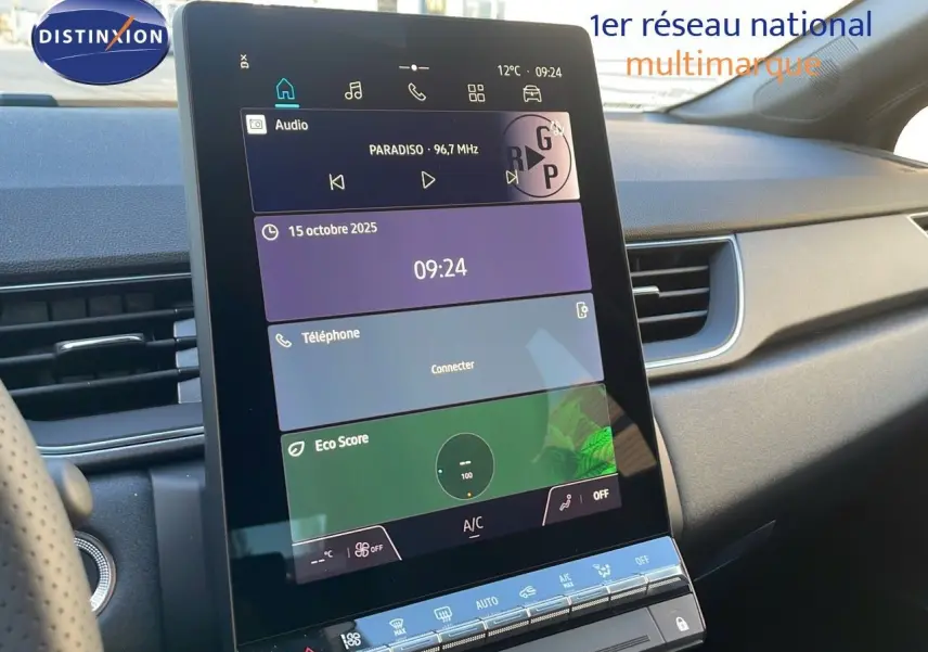 Écran tactile central du tableau de bord du Renault Captur E-Tech gris Cassiopée, affichant radio et climatisation.