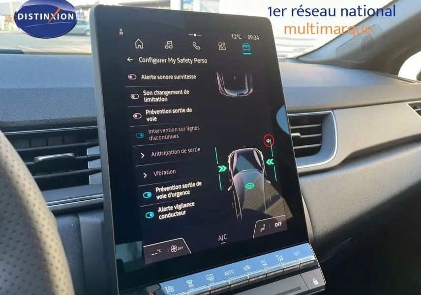 Écran tactile central du tableau de bord du Renault Captur gris cassiopée, affichant les aides à la conduite.