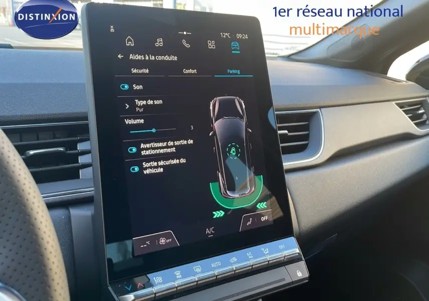 Vue intérieure centrée sur l'écran tactile du tableau de bord du Renault Captur gris cassiopée 2025, affichant l'aide au stationnement.