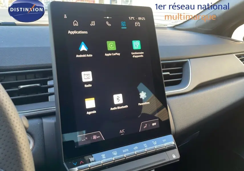 Vue rapprochée de l'écran tactile vertical du tableau de bord du Renault Captur gris Cassiopée Métal 2025.