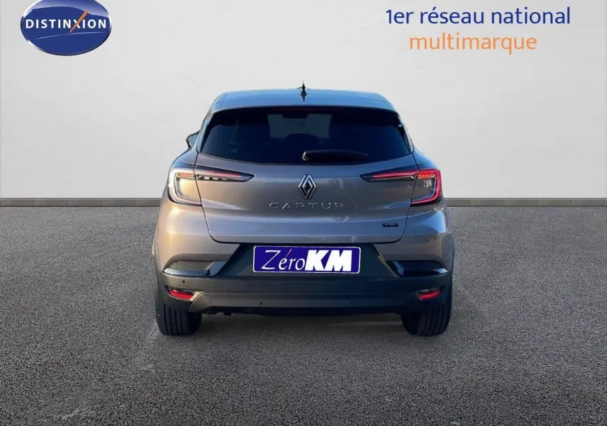 Vue arrière du Renault Captur E-Tech hybride gris Cassiopée métal avec feux LED et logo distinctif visible.