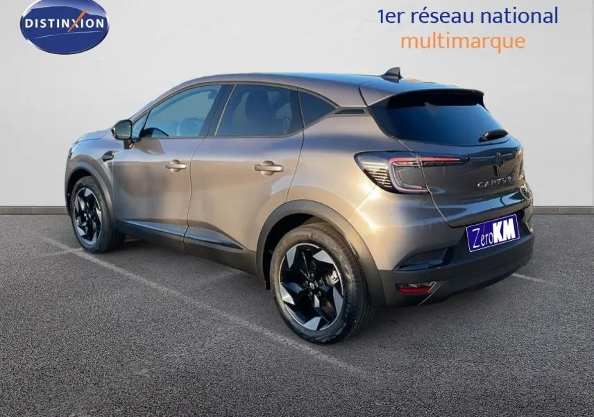 Renault Captur E-Tech hybride gris cassiopée métal vu de trois quarts arrière côté gauche, avec jantes noires distinctives.