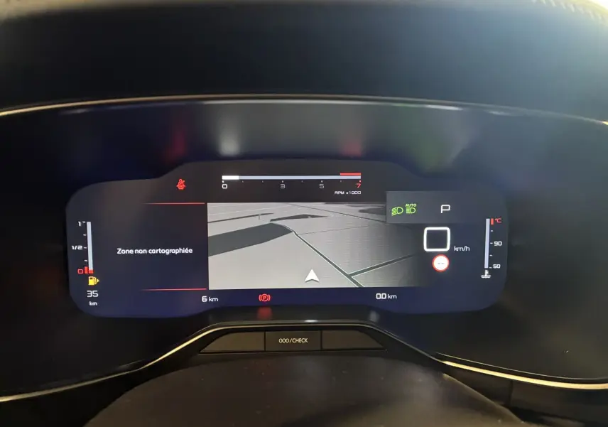 Tableau de bord numérique du Citroën C5 Aircross 2025 affichant la navigation et les indicateurs de vitesse et température.